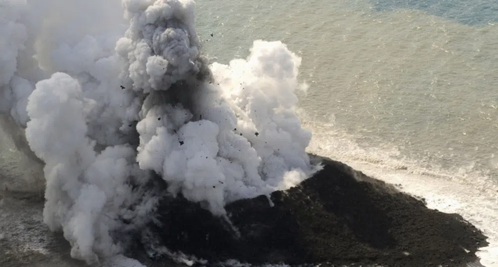 Вижте как се ражда нов остров от вулканично изригване (видео)