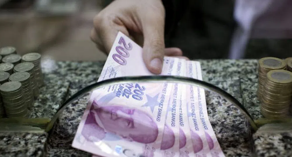 Свободното падане на турската лира продължава