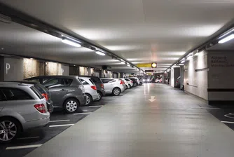 Когато паркираш, заемайки две паркоместа...