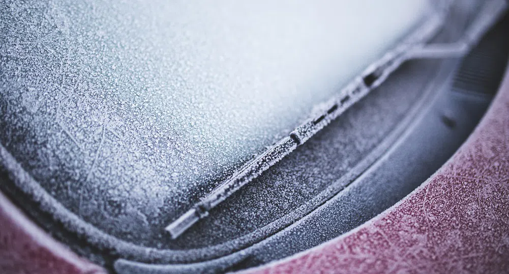 Как да махнете леда от стъклото на колата за секунди без стъргане