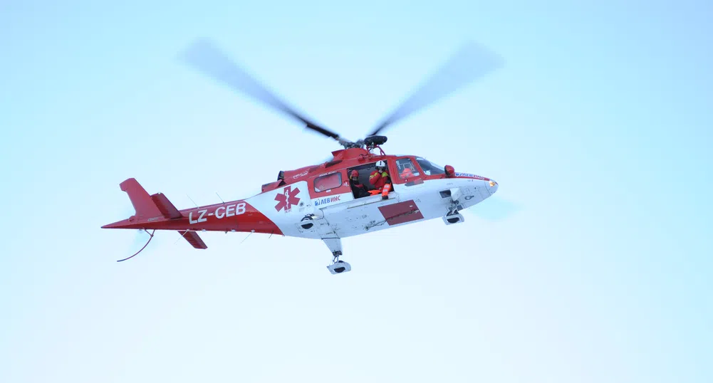 Спасяване с хеликоптер на скиор в Пампорово (снимки)