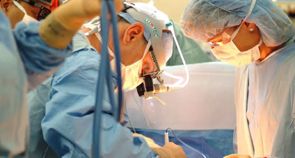 Болница отразява мозъчна операция в Туитър