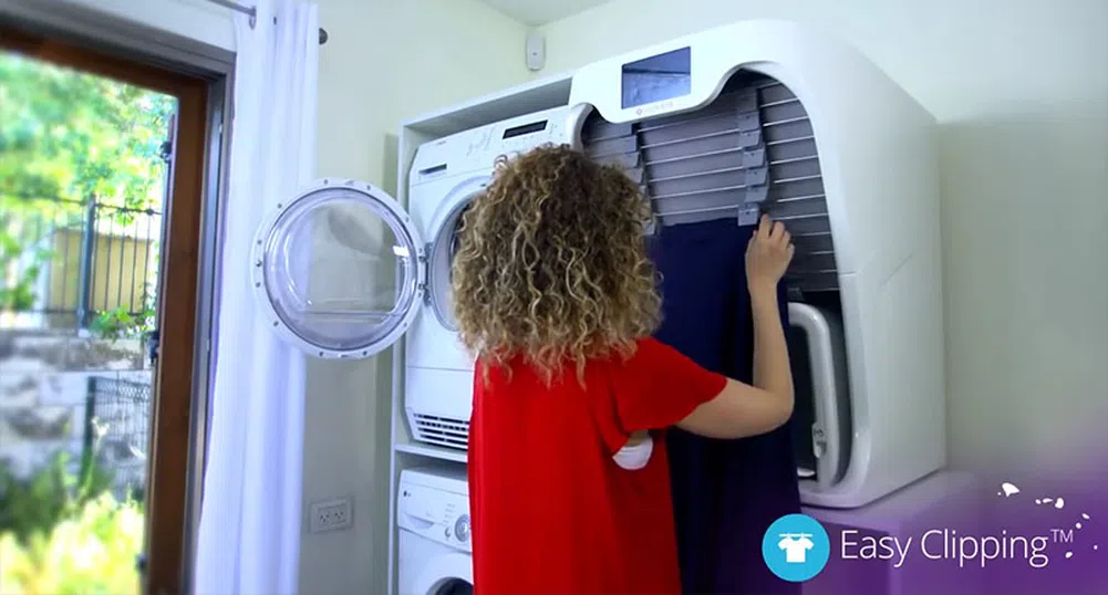 Вижте как тази машина ще изглади прането вместо вас