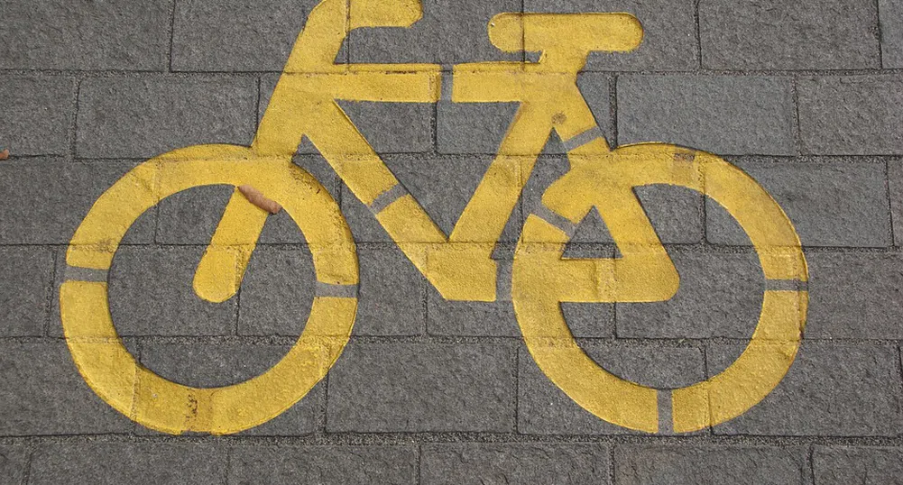 Борис Джонсън смени колелото с шорти на цветя