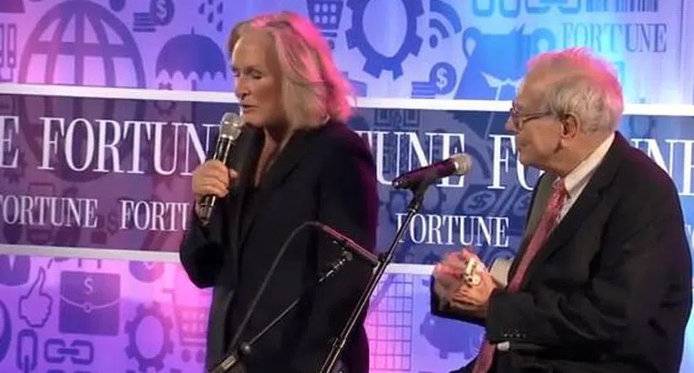 Уорън Бъфет пее на най-влиятелната жена в света (видео)