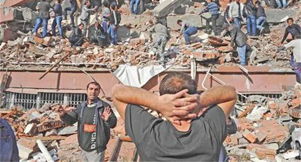 Стотици загинали и в неизвестност след труса в Турция