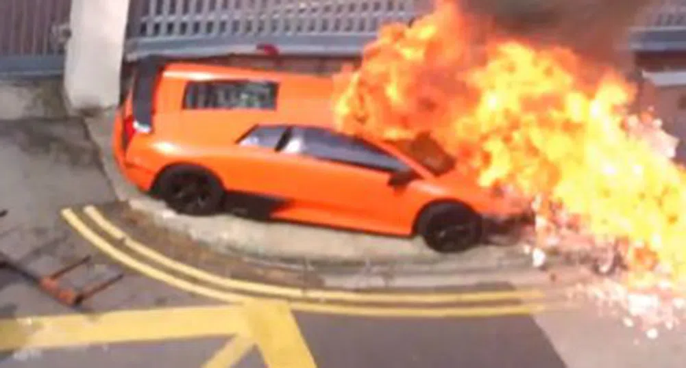 Lamborghini се удари в стълб и изгоря (Видео)