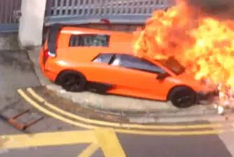 Lamborghini се удари в стълб и изгоря (Видео)