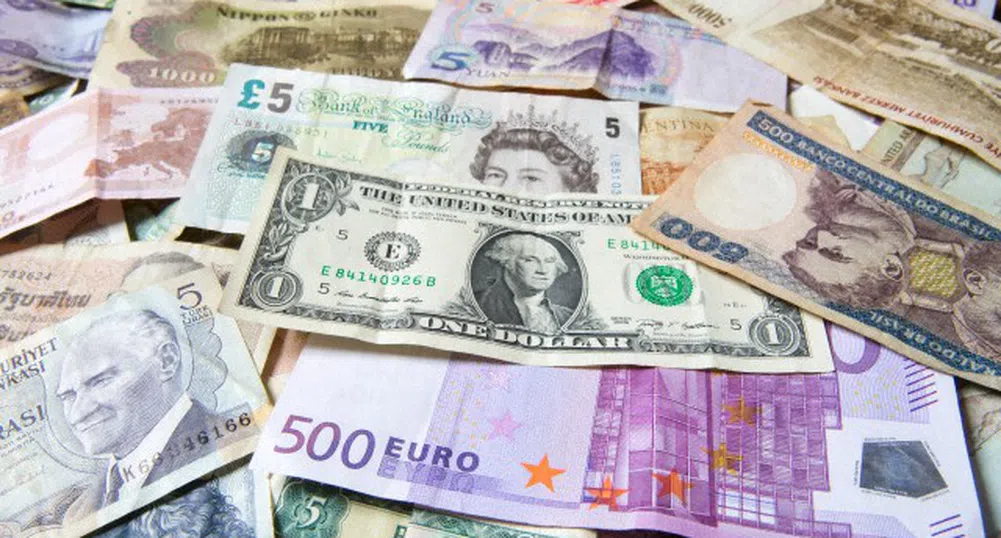 Доларът с двегодишен връх спрямо еврото