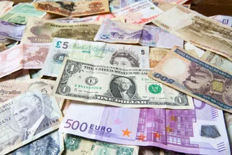 Доларът с двегодишен връх спрямо еврото