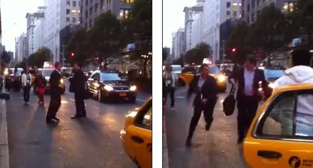Бизнесмени се бият за такси в Ню Йорк (видео)