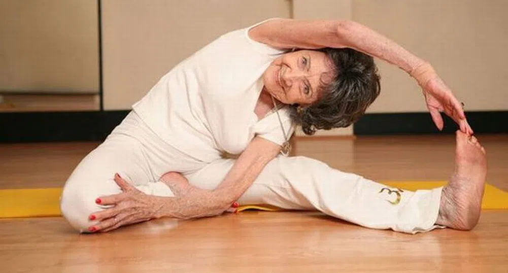 93-годишна е най-възрастната инструкторка по йога в света