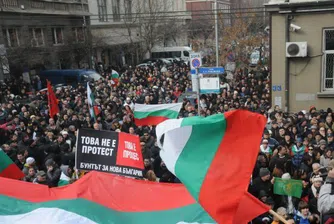 Guardian: Българите протестират срещу третиращите ги като мебел