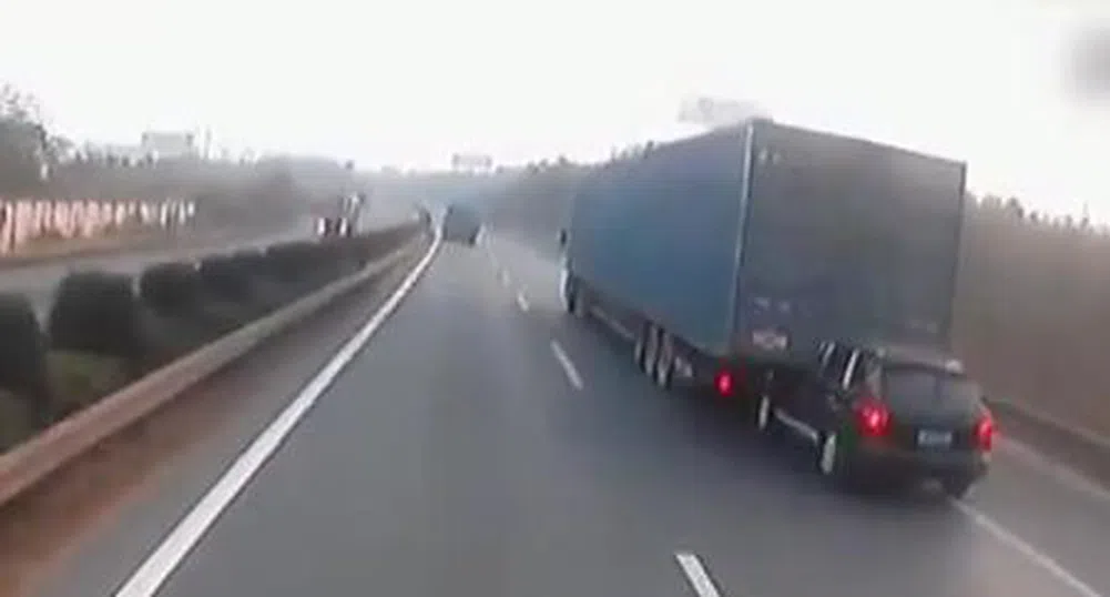 Камион влачи наркодилър с Porsche близо 10 км (видео)