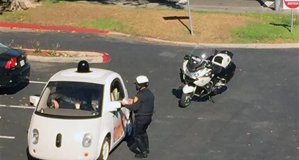 Полицай спря кола на Google, движела се прекалено бавно