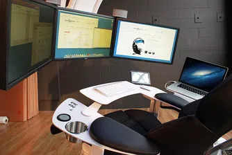 Офисът на бъдещето: хайтек станция с 5 монитора