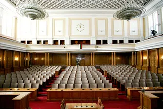72-ма депутати гласуваха "за" вота на недоверие, 136 бяха "против"