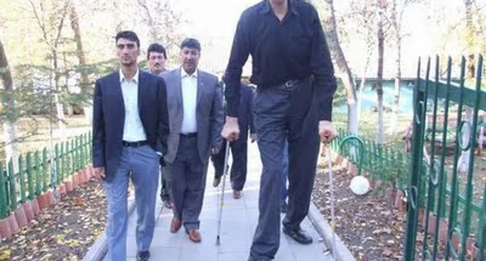 Най-високият мъж в света престава да расте на 2.51 м