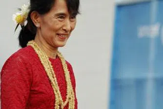 Продадоха пуловер, изплетен от Аун Сан Су Чжи, за 50 000 долара