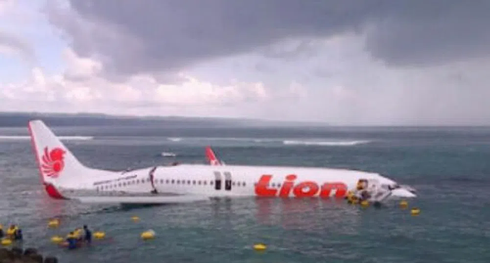 Самолет пропусна писта и се приземи в морето