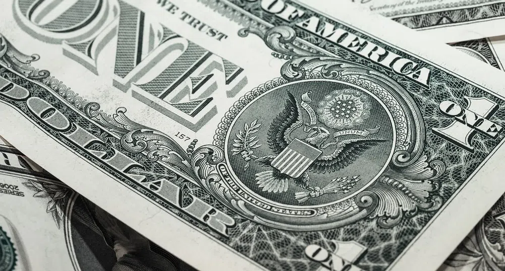 Доларът със сериозен спад спрямо йената след изказване на Абе