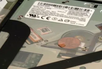Защо клиенти на Apple откриват монети в MacBook-a си?