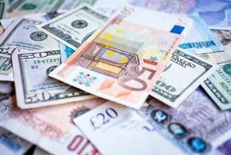 Доларът с най-дълга месечна загуба към еврото от 2003 г. насам