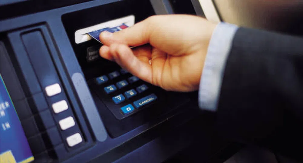 Бургазлия нападна банкомат с плочка