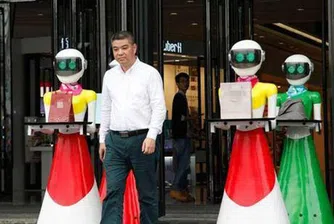 Китайски богаташ пазарува с женски роботи, които му носят чантите