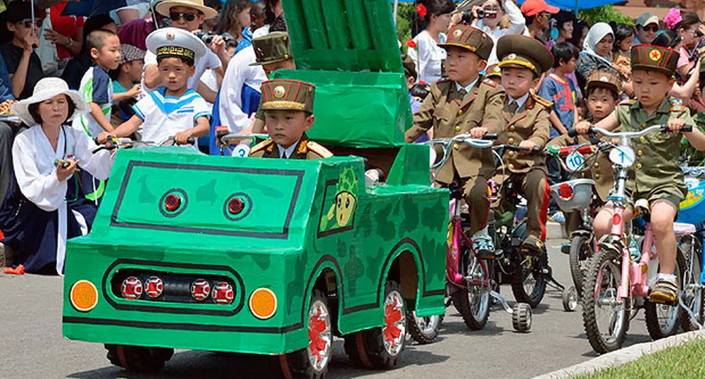 Така се забавляват на 1 юни децата в Северна Корея (снимки)
