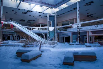 Изоставен мол, превърнат в зимна приказка от снега