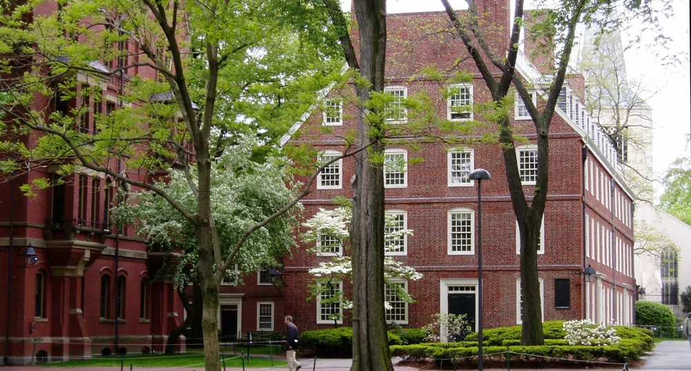 В Харвард забраниха секс връзки между студенти и преподаватели