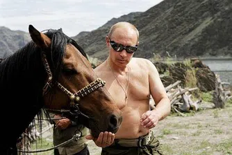 Путин язди гол до кръста в мъжествена „фотосесия"