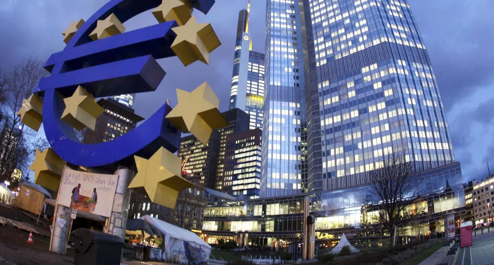 ЕЦБ запази лихвите, еврото продължава със срива си