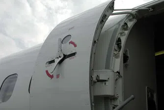 Видеото, в което пътници откриват отворена врата на самолета