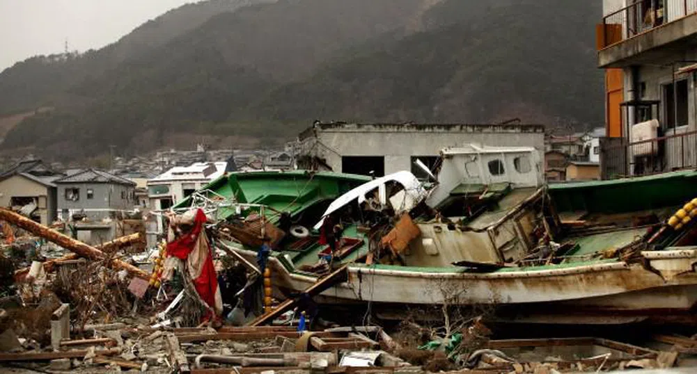Стотици сейфове и пари изплуват по японското крайбрежие