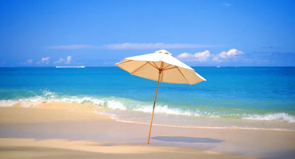 Безплатни чадъри и шезлонги на плажа в Каварна