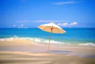 Безплатни чадъри и шезлонги на плажа в Каварна