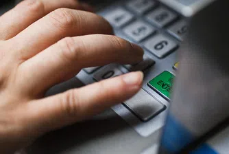 Българин спира източването на карти през банкомат