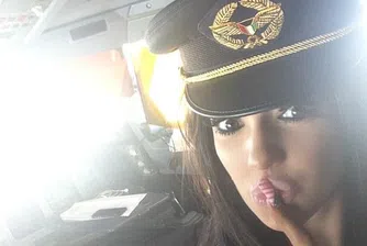 Пилот покани порно звезда в пилотската кабина по време на полет