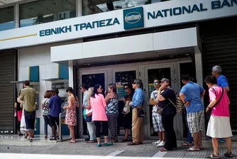 Туристите в Гърция вече усещат кризата – навсякъде искат само кеш