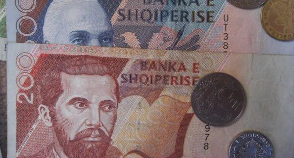 Тревога в Албания заради силния спад на местната валута