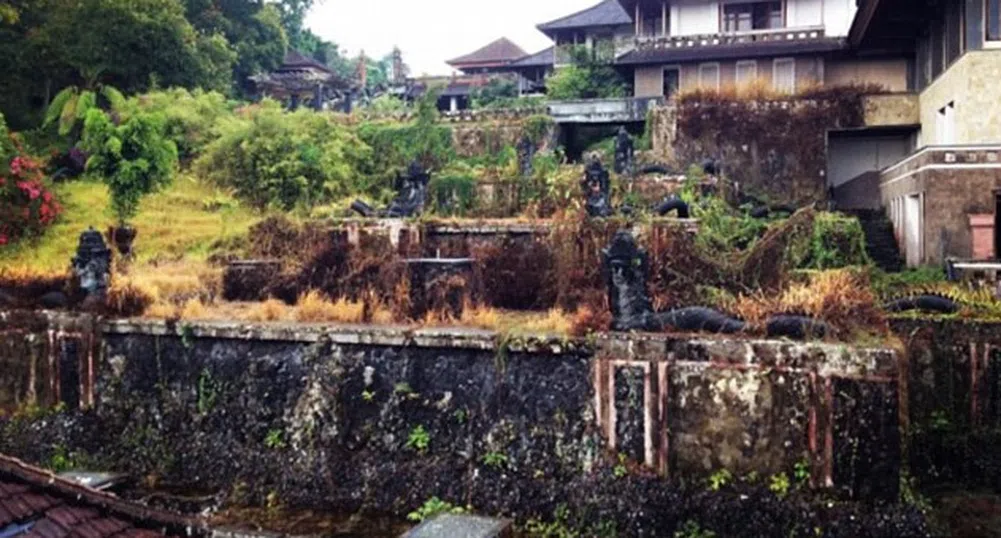 Защо в луксозен хотел в Бали днес живеят само призраци