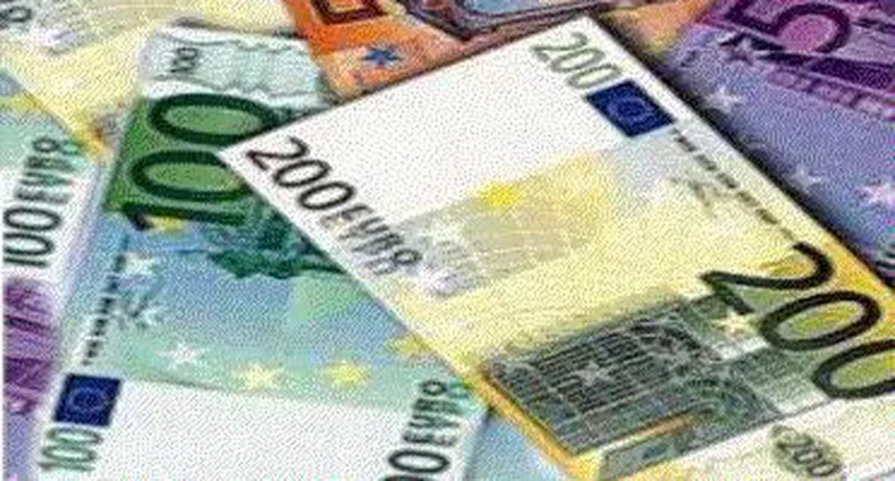 Еврото с едномесечен минимум спрямо долара