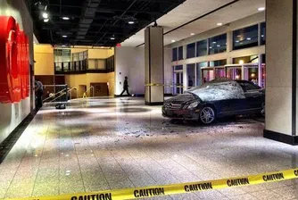 Напушен шофьор влезе с колата си в централата на CNN