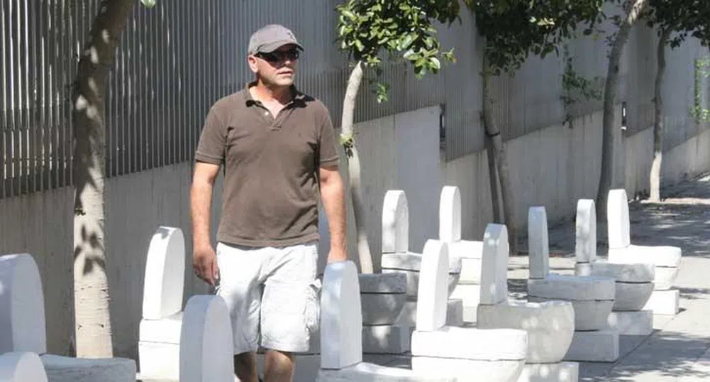 20 фалшиви тоалетни чинии пред Централната банка на Кипър