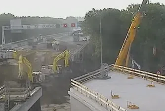 Как в Холандия слагат тунел под магистрала само за уикенд (видео)