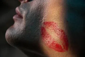 В Германия забраняват целувките в офисите