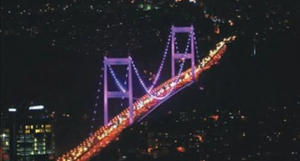 Мостът над Босфора в Истанбул светва в розово