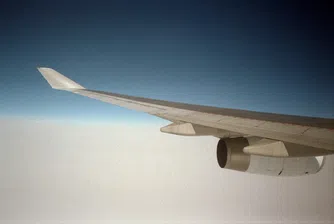 Мълния поразява самолет на летище (видео)